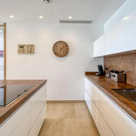 Jakarta By Interhome Villa